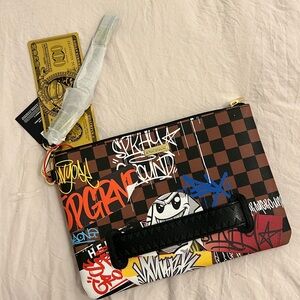 Spray ground clutch/pouch